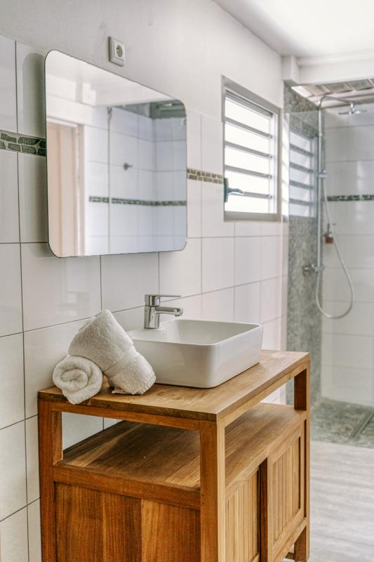 Lodge à louer pour 4 personnes avec piscine privée à Petit Bourg Guadeloupe_5